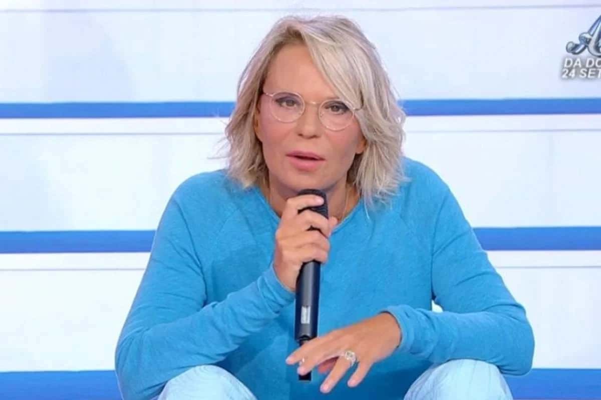 maria de filippi nello studio di uomini e donne