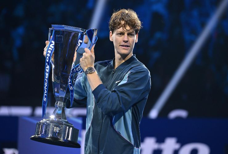 Sinner alza il trofeo delle ATP Finals