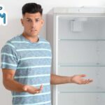 Uomo davanti a frigo vuoto