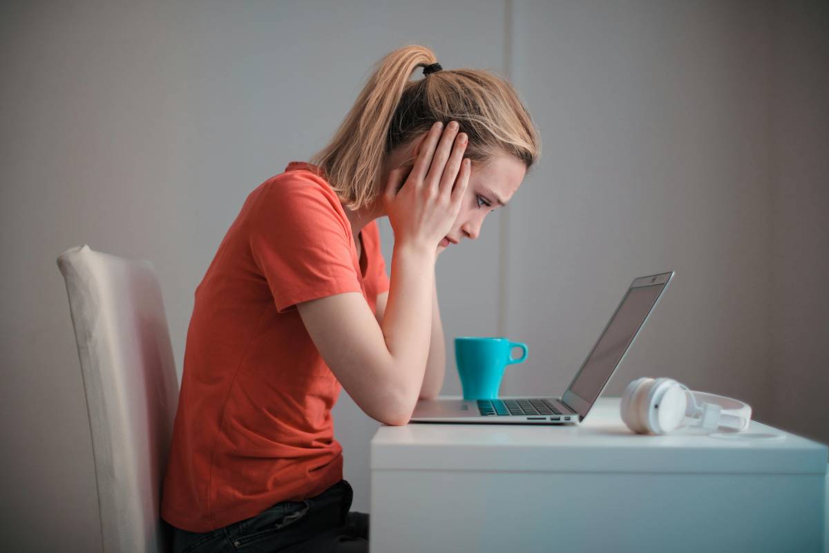 ragazza al computer