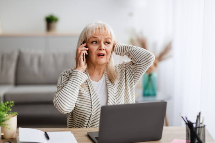 donna parla al telefono