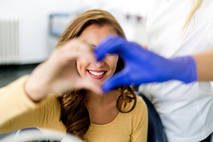 donna sorridente dal dentista