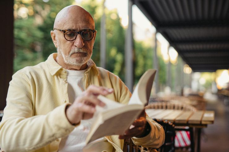 uomo che legge un libro