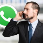 uomo al cellulare e logo whatsapp