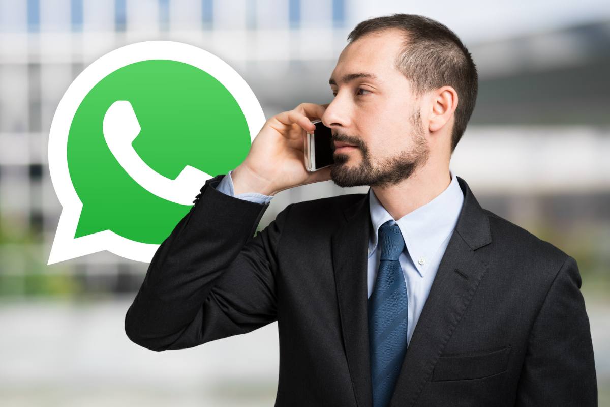 uomo al cellulare e logo whatsapp