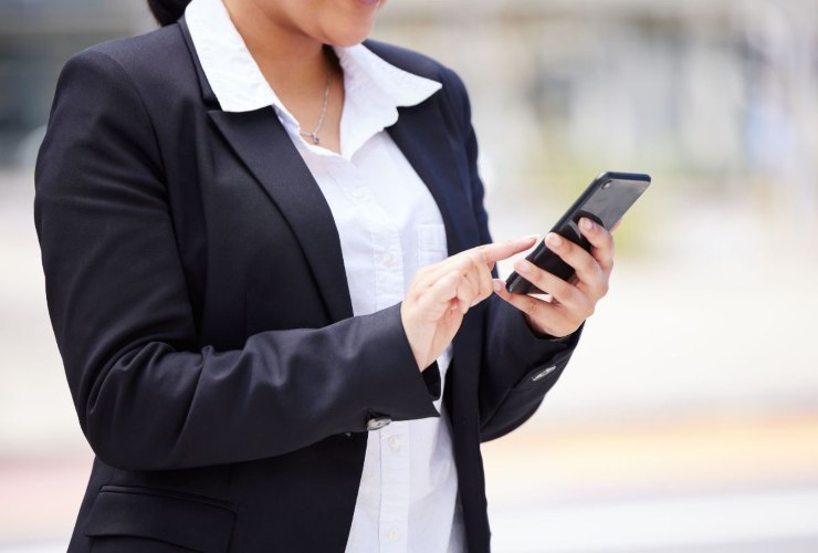 donna con telefono in mano 