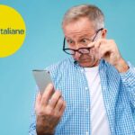 uomo con telefono e logo poste italiane