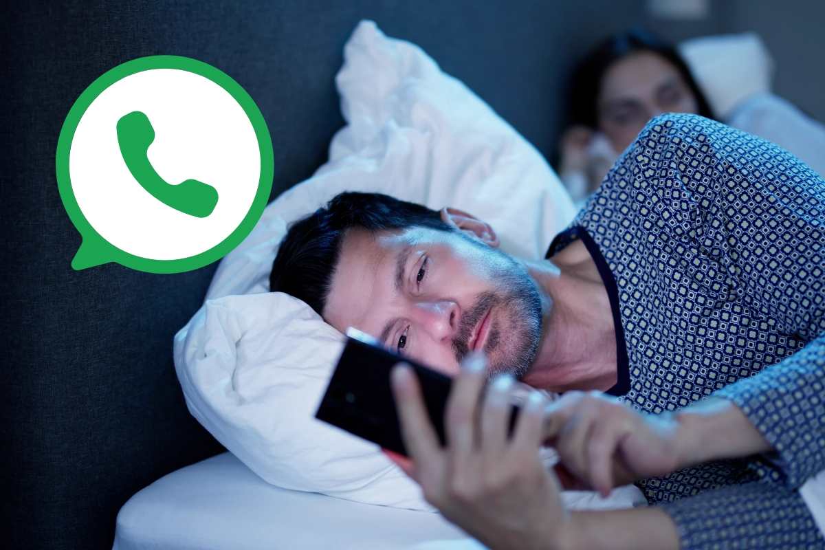 uomo con telefono in mano e logo whatsapp